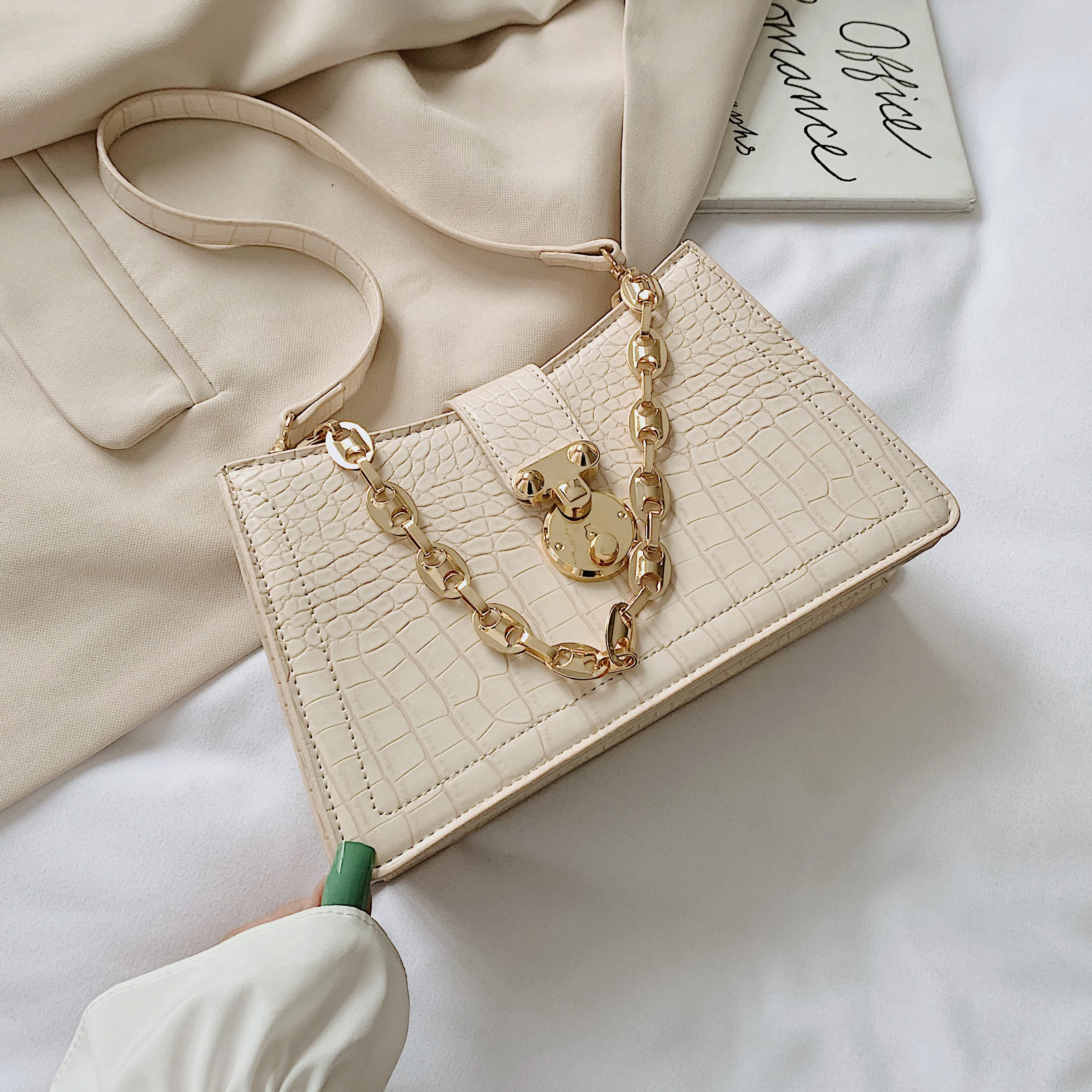 Маленькая сумка из искусственной кожи с крокодиловым узором и цепочкой для