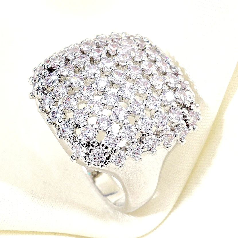 Роскошные элегантные обручальные кольца из белого золота с блестками и