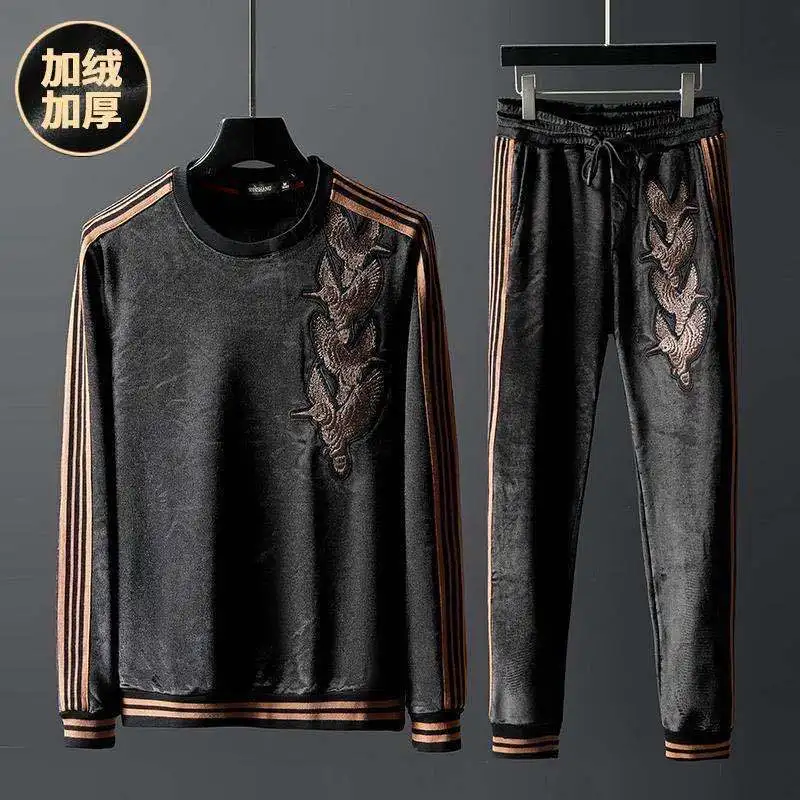 

Qiu dong with velvet thickening sports leisure suit Europe male personality embroidery stitching man who big yards of clothing