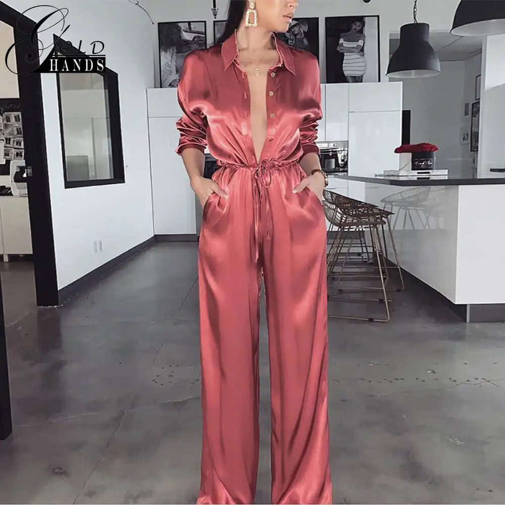 Женский атласный комбинезон на пуговицах с глубоким v-образным вырезом и поясом