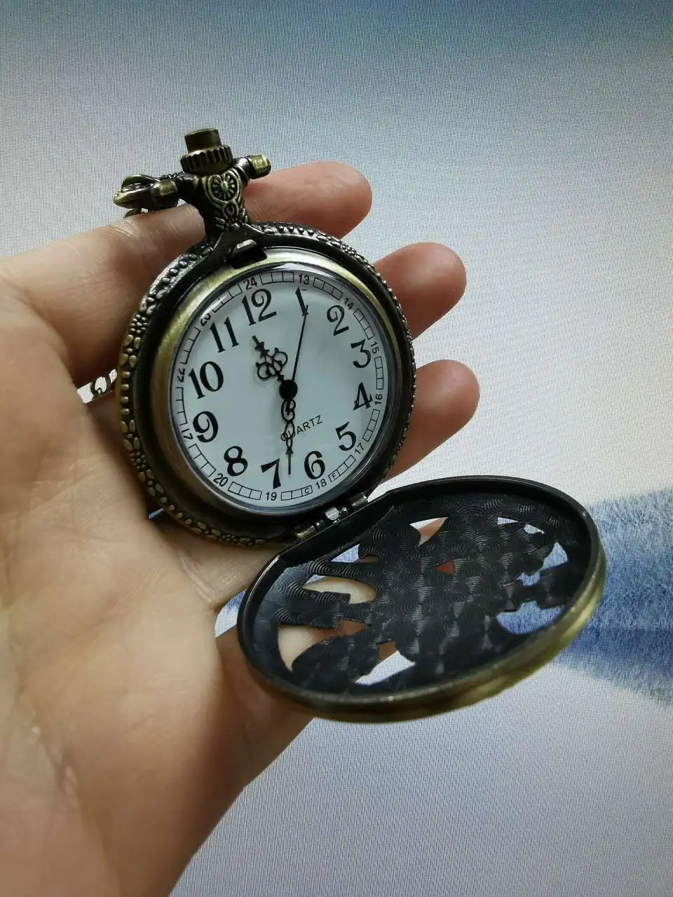Exquisite Hollow Pocket Watch Set Men Quartz Flip Watches with Thick Chain Women Black Leather Cord Necklace Gift Box to Friends