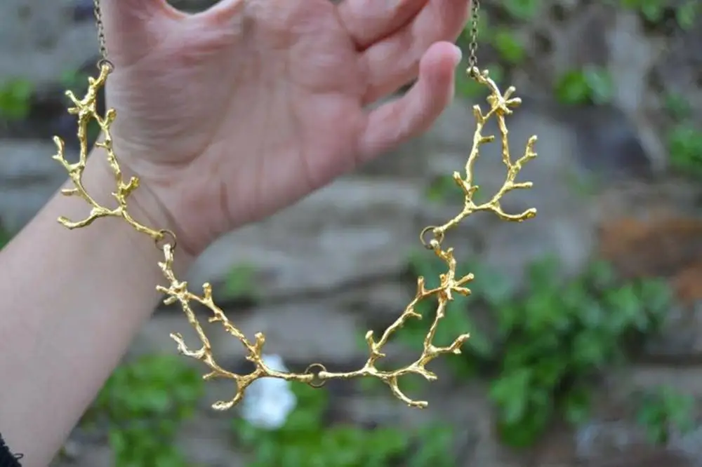 Ожерелье с подвеской в виде веточки золотого цвета ювелирное изделие
