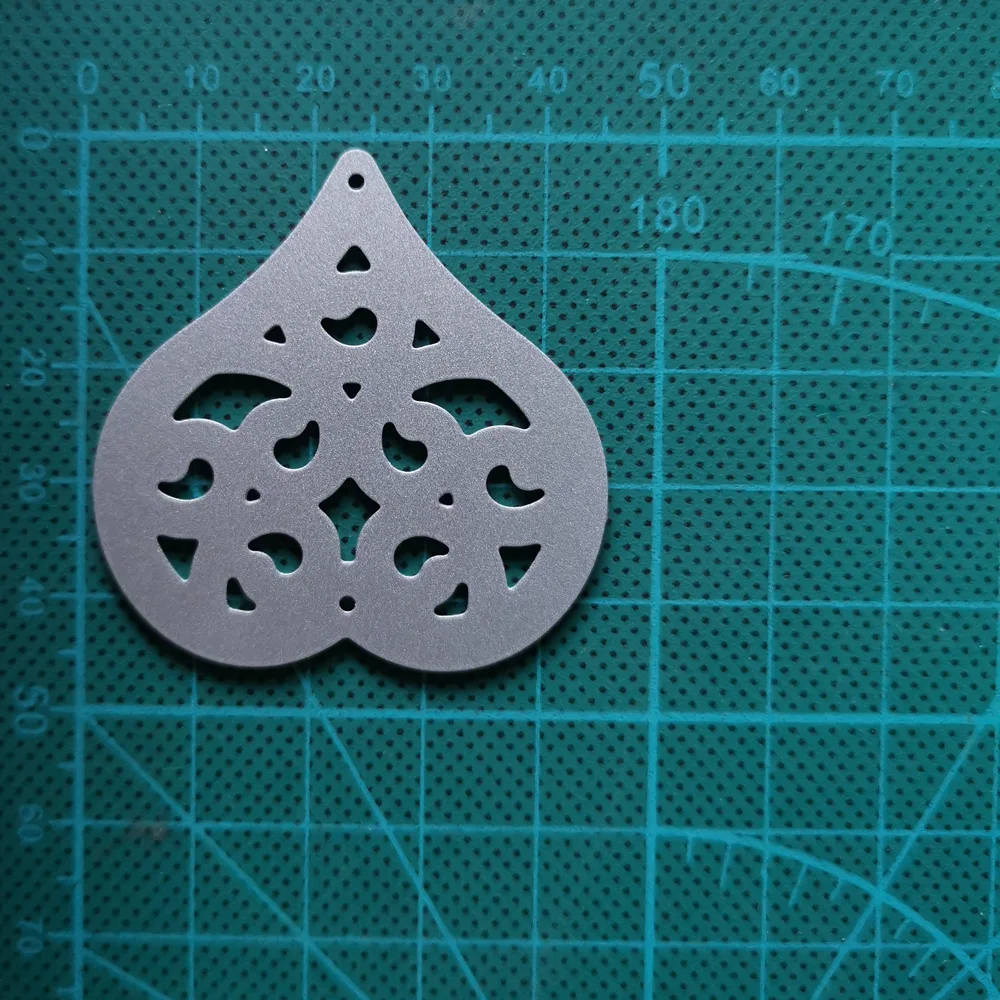 

2020 New Hollow Out Heart Metal Cutting Dies Stencils Sbackground Craft Dies for Card Making Scrapbooking DIY Gift