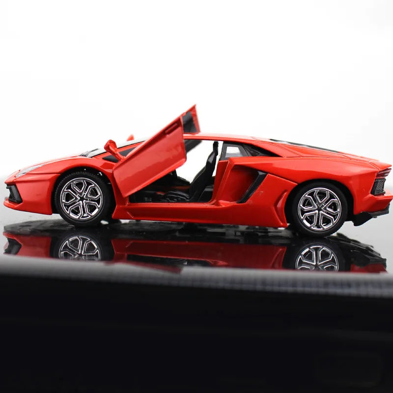 Модель спортивного автомобиля из сплава модель с натяжным маятником спортивный