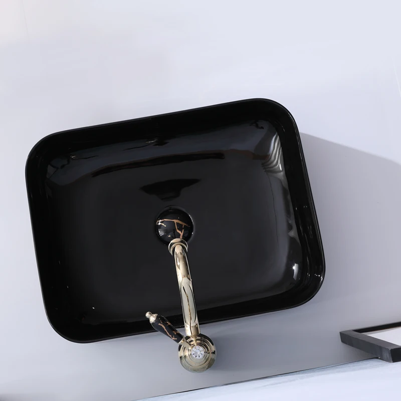 Керамическая раковина черного и золотого цвета прямоугольная для умывальника