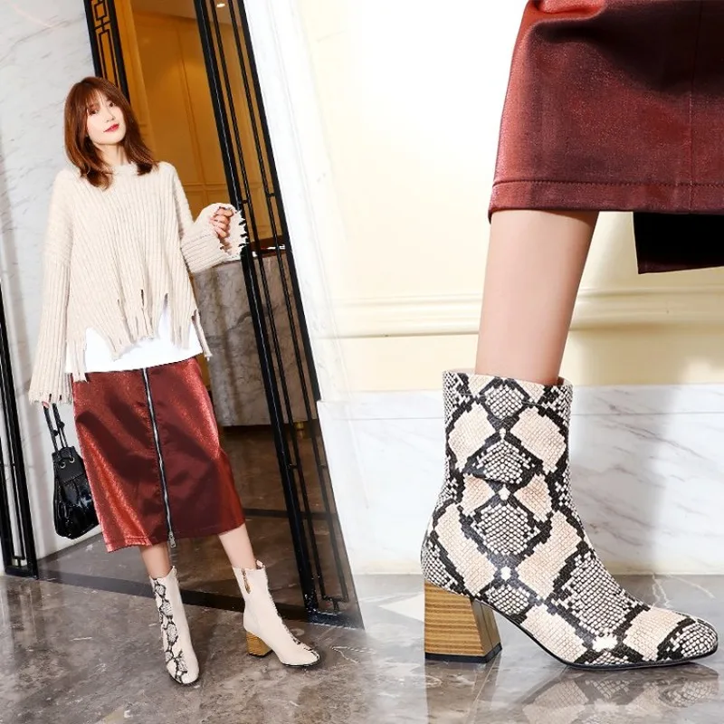 Женские ботинки с квадратным носком ботильоны на высоком каблуке разноцветные