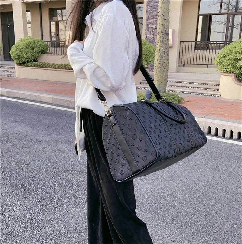 구매 여성을 위한 클래식 꽃 자수 여행 가방 나일론 럭셔리 레이디 체육관 피트니스 핸드백, 여성 대용량 휴대용 스포츠 더플 저렴한 여성을 위한 클래식 꽃 자수 여행 가방 나일론 럭셔리 레이디 체육관 피트니스 핸드백, 여성 대용량 휴대용 스포츠 더플