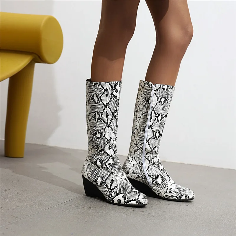 Женские ковбойские сапоги YMECHIC зимние на танкетке средней длины со змеиным