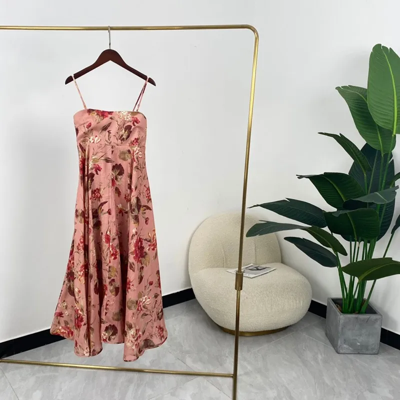 

Женское платье-трапеция без бретелек, розовое платье до середины икры с цветочным принтом и листьями, лето 2021