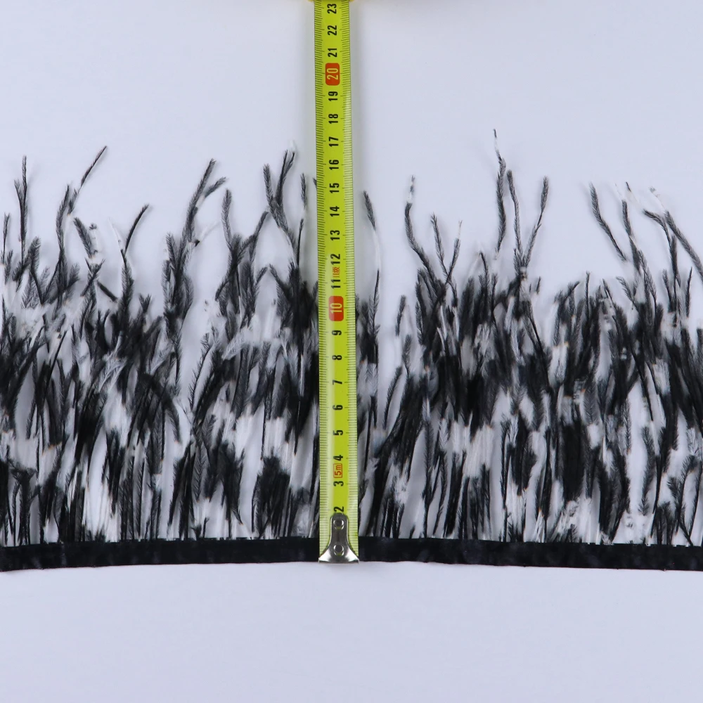 Австрийскими перьями и лентой с бахромой на стопу длиной от 10 до 15 см отделкой для