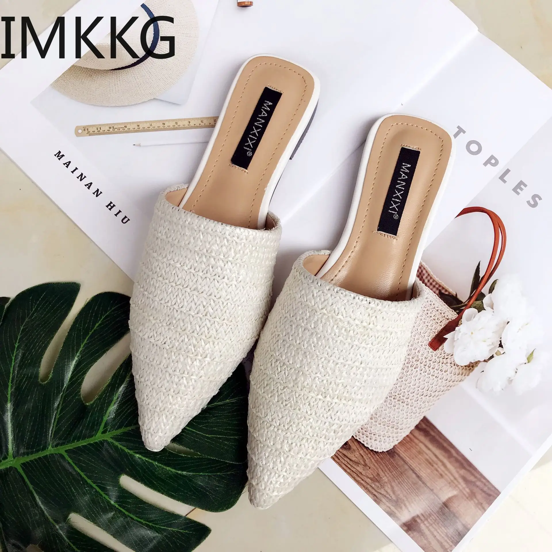 Женские шлепанцы без задника уличные с острым носком на плоской подошве сланцы