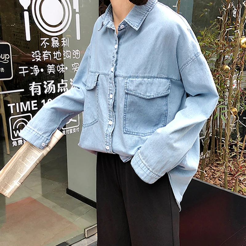 Женская джинсовая рубашка с карманами голубая блузка отложным воротником на