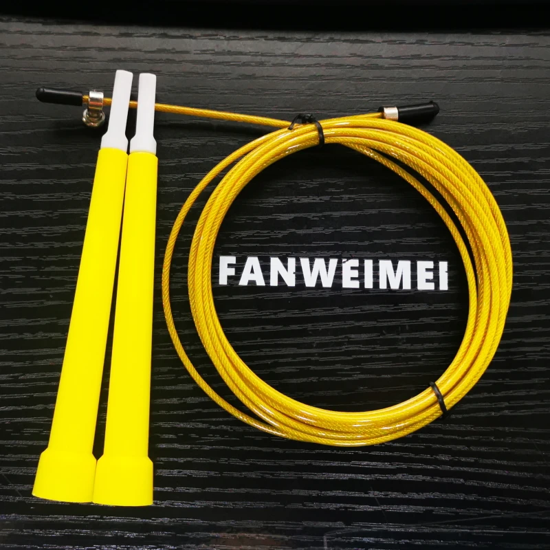 Скакалка хорошего качества со шнурком и антифрикционной трубкой желтое золото