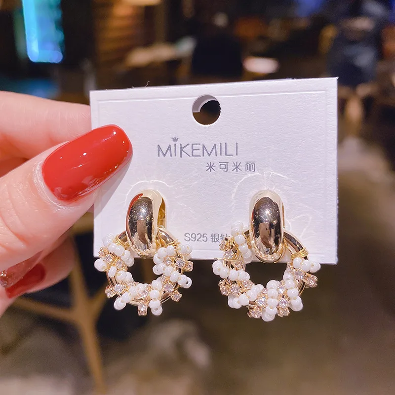 

2021 New Popular Irregular Geometric Imitation Pearl Long Pendant Earrings Women Simple Stainless Steel Metal Statement Earrings