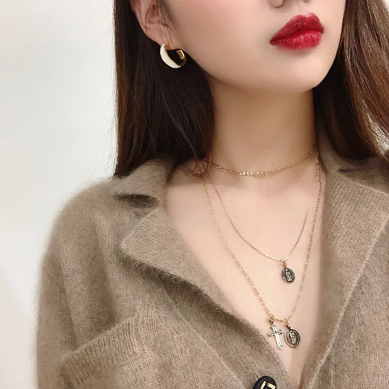 Креативные серьги подвески в форме букв с виде старинных путей эффектом