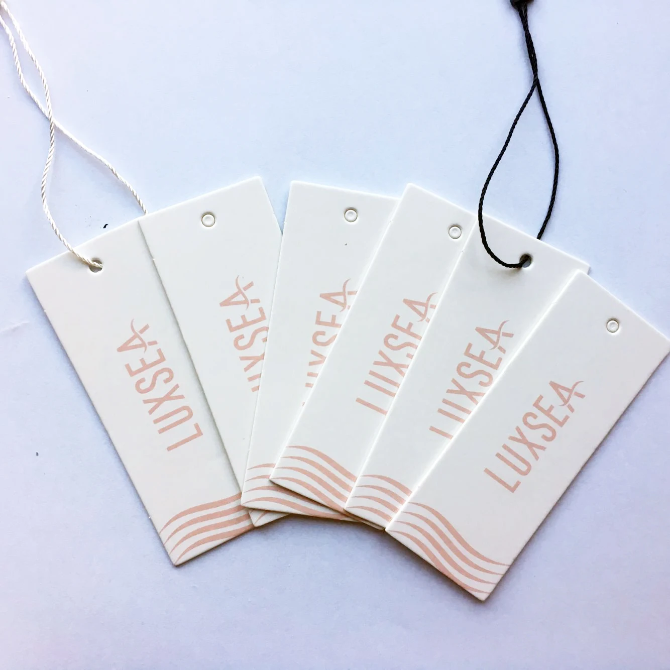 Этикетки из роскошной бумаги для торговых марок одежды с горячим тиснением золотой фольгой оптом.