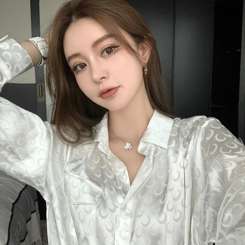 

Белая женская блузка в стиле интернет-знаменитостей, атласная шелковая рубашка с принтом Луны, женский корейский Свободный черный топ с дли...