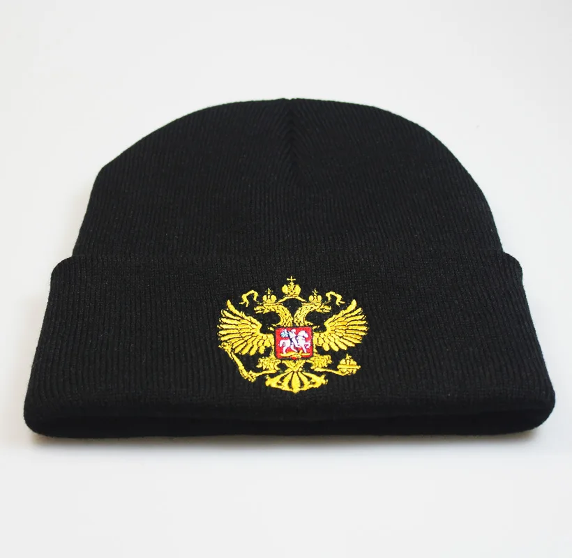 Вязаная шапка с вышивкой и российским гербом пуловер осенне-зимняя теплая для