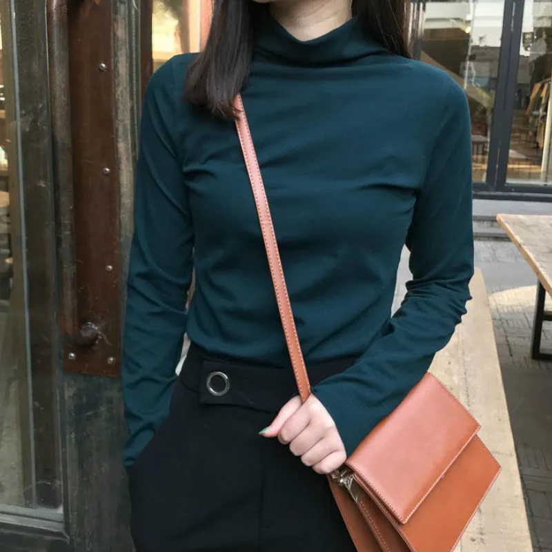 Женская приталенная блузка с длинным рукавом однотонная высоким воротником в