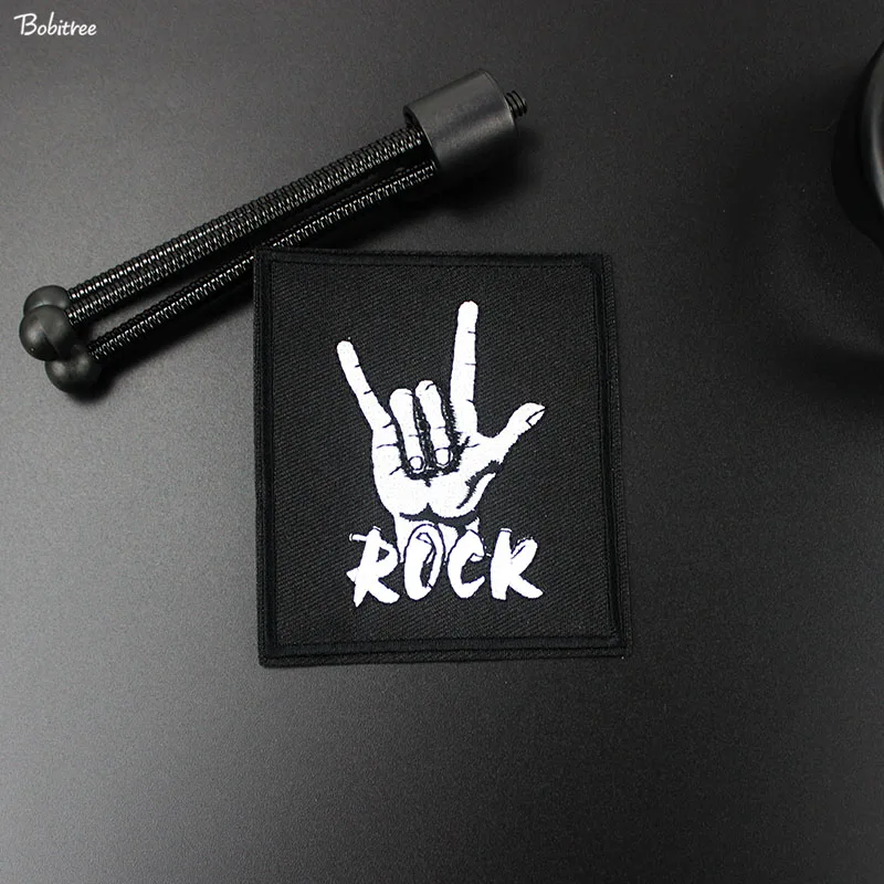 Белый жест в стиле панк с вышивкой | Дом и сад