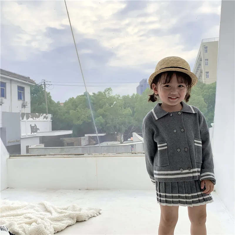 Милый шерстяной трикотажный комплект одежды в консервативном стиле для девочек