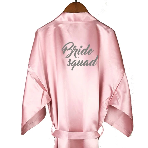 bride squad Дешевая атласная Халат женские свадебные туфли-лодочки с короткое платье; пыльно-Розовые Свадебные вечерние свадебный подарок подружки невесты мама сестра команда кимоно для невесты халаты - Цвет: bride squad