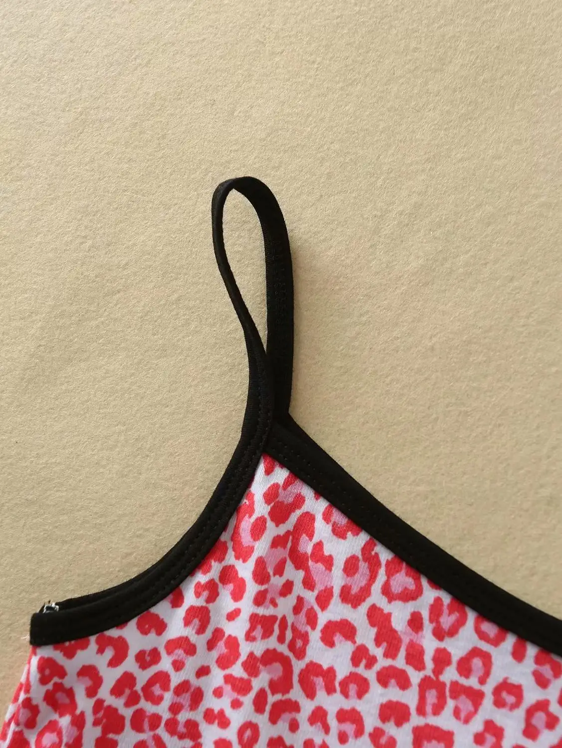 Модный черный укороченный топ Bazaleas на бретельках винтажный женский с цветочным