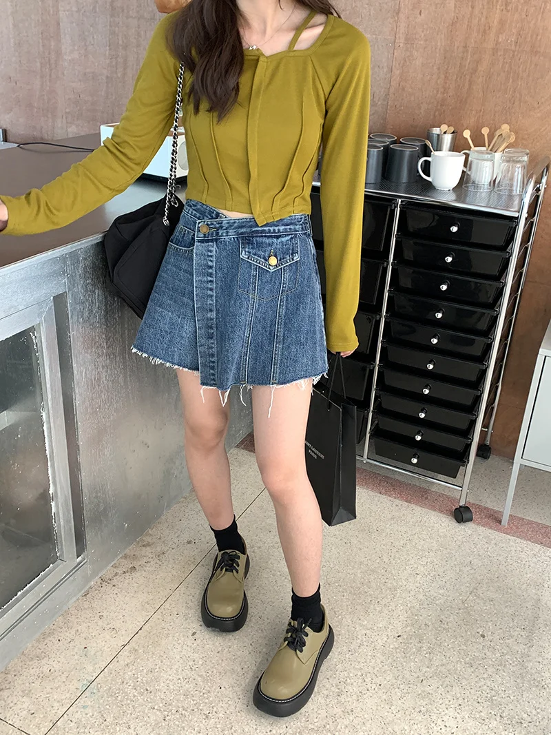 Дизайнерская футболка однотонная с квадратным вырезом вырезами облегающая