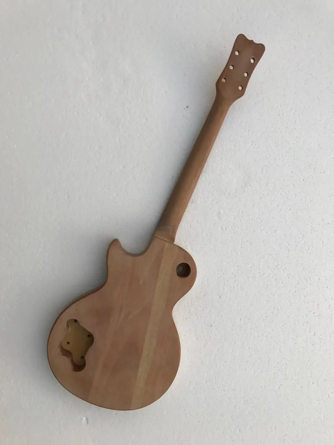 Профессиональная электрогитара сделай сам (не новая) без металлических