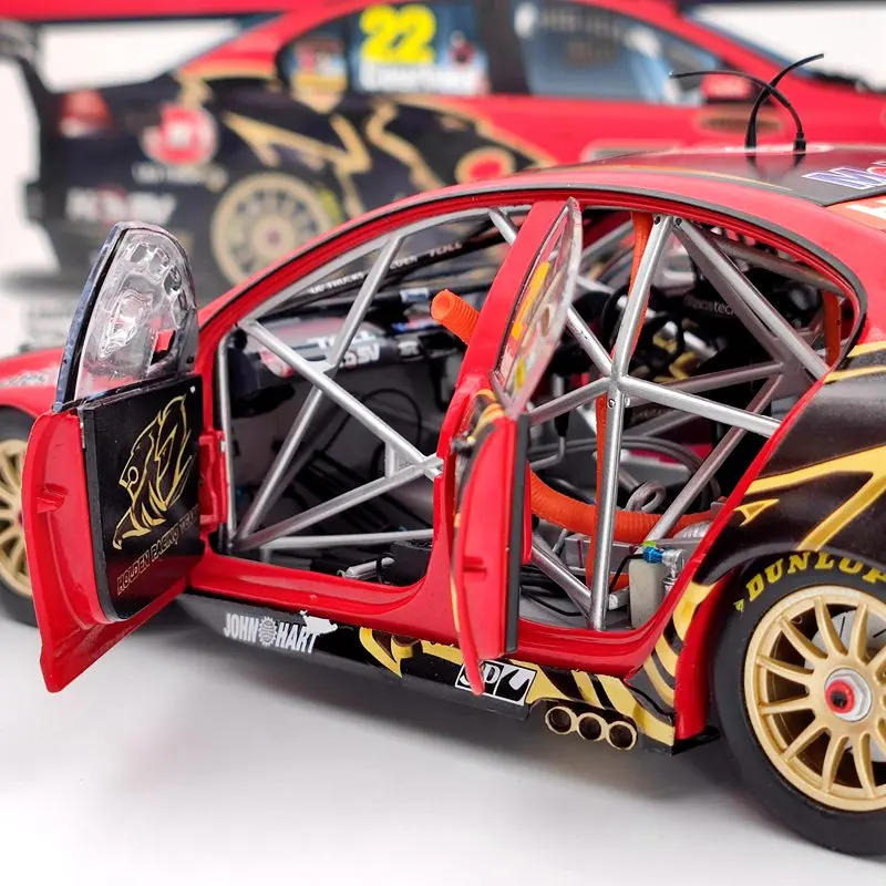 Классические модели в масштабе 1:18 для гоночной команды Джеймса Кортни 2012 Holden VE