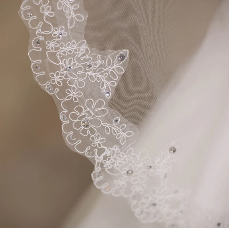 Вуаль свадебная фата цвета слоновой кости с кружевной каймой однослойная