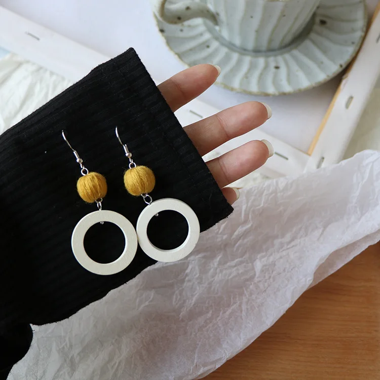 

Сезон осень-зима; Новинка; Оригинальный дизайн плюшевые серьги-шарики в Корейском стиле Простые и универсальные темперамент с защитой от хо...