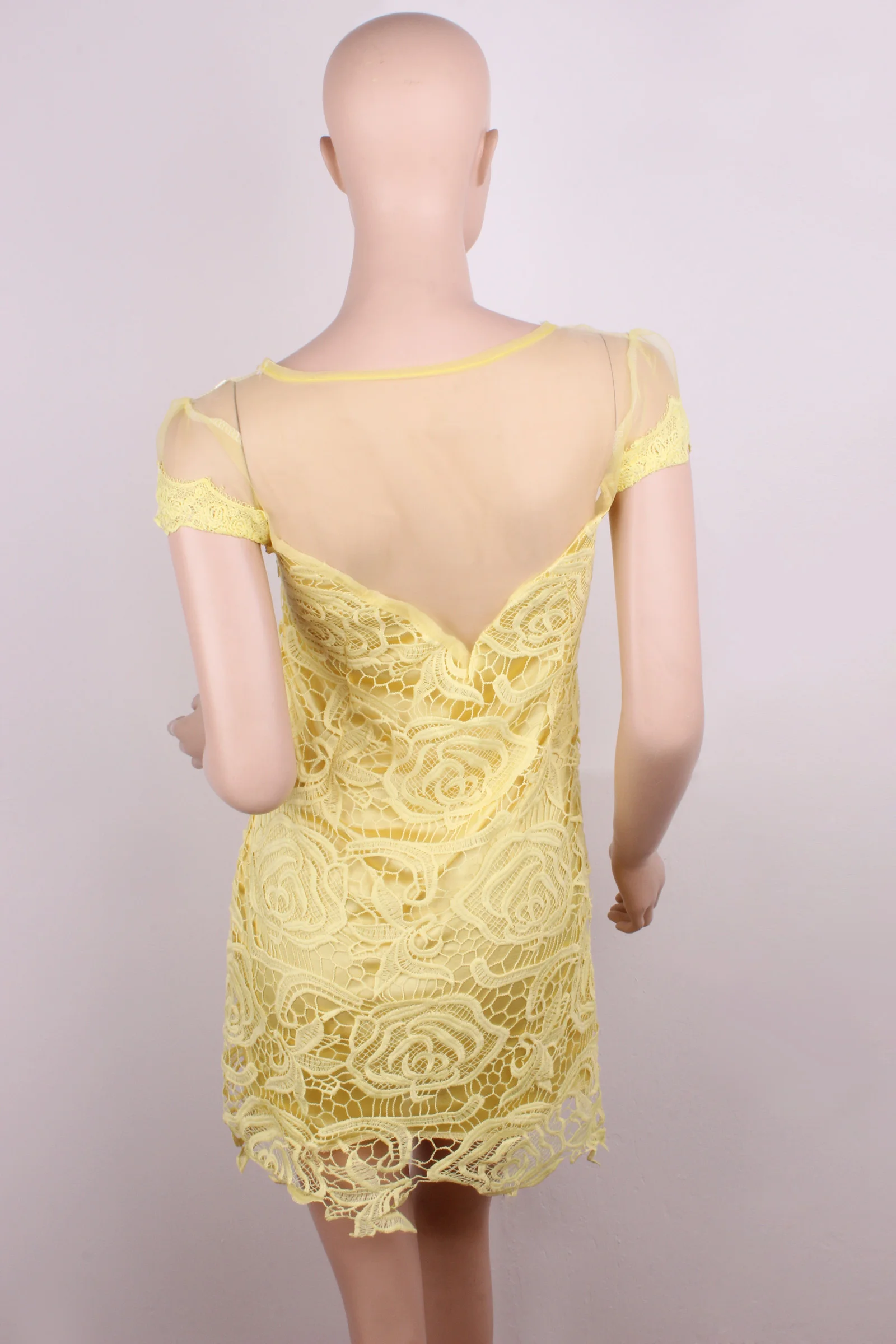 Желтое платье женское сексуальное длиной до колена с короткими цельнокроеными