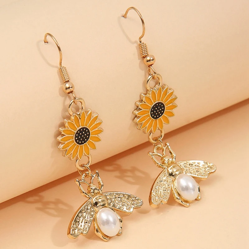 

2021 Hot Selling Sunflower Tiny Honey Bee Stud Earrings White Yellow Zircon Stone Earrings Animal Jewelry