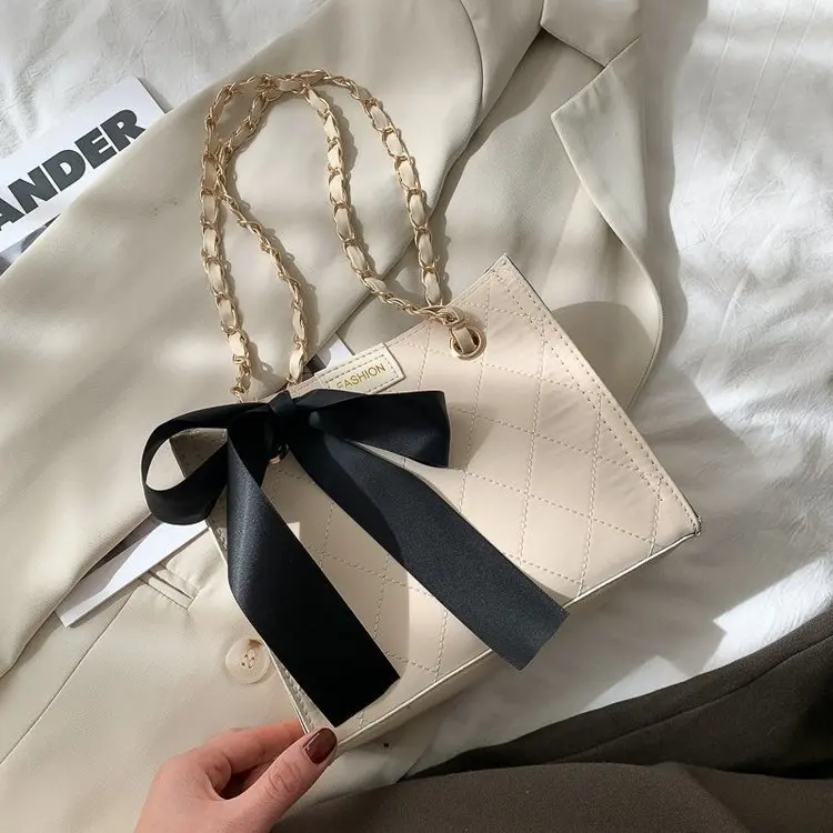 

Designer PU Leather Embossing Tassel Shoulder Bag Ladies Large Capacity Handbag Travel Luxury Handbag Female Large Tote XBL1101