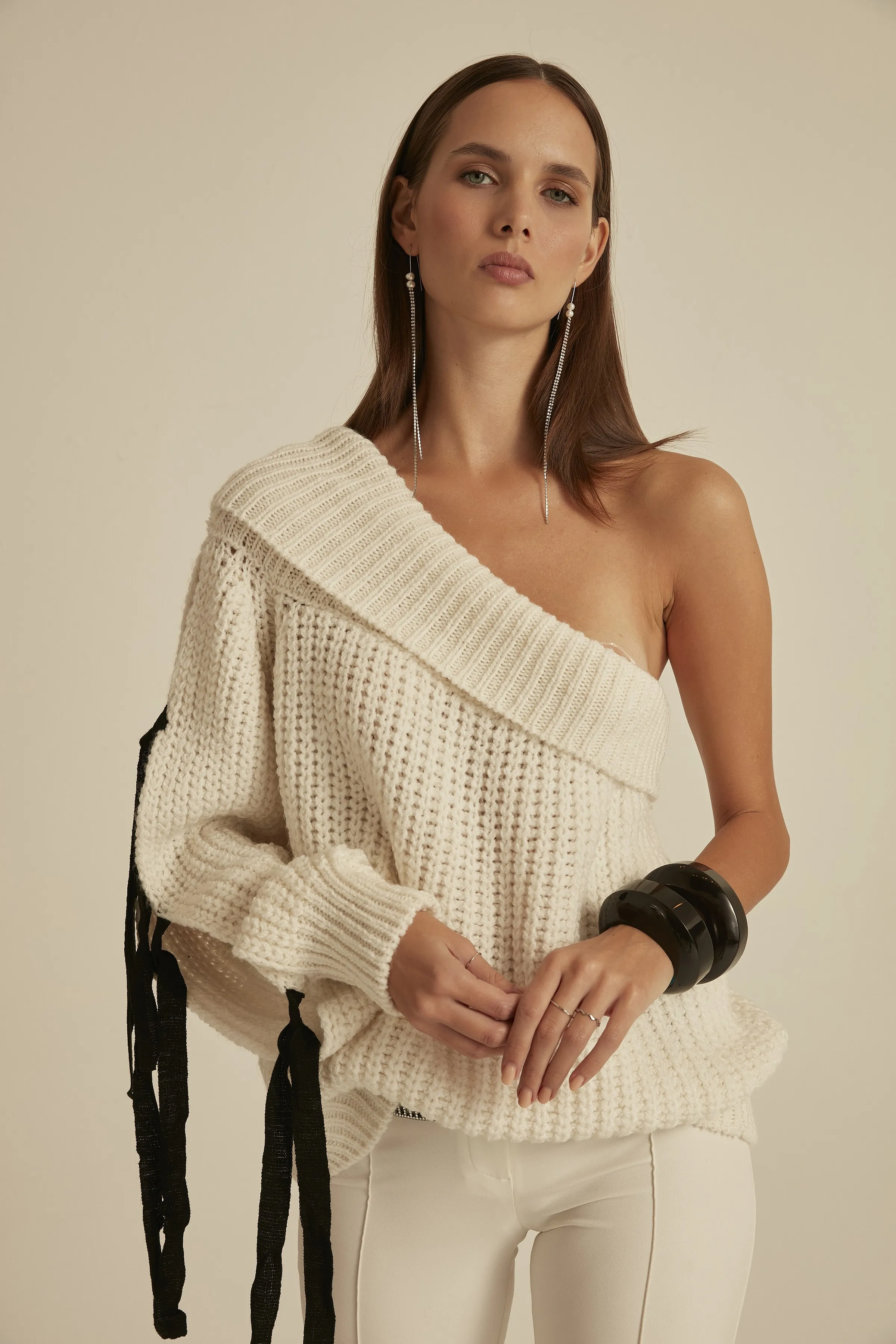 Трикотажный свитер на одно плечо |