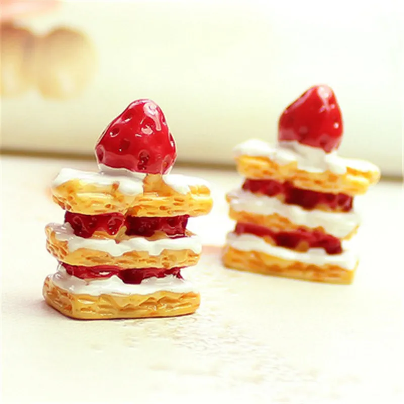 

6pcs 20*25mm Dollhouse Miniature Resin Strawberry Cream Cakes Doll Mini Food Bakery Bread DIY Kitchen Accessories