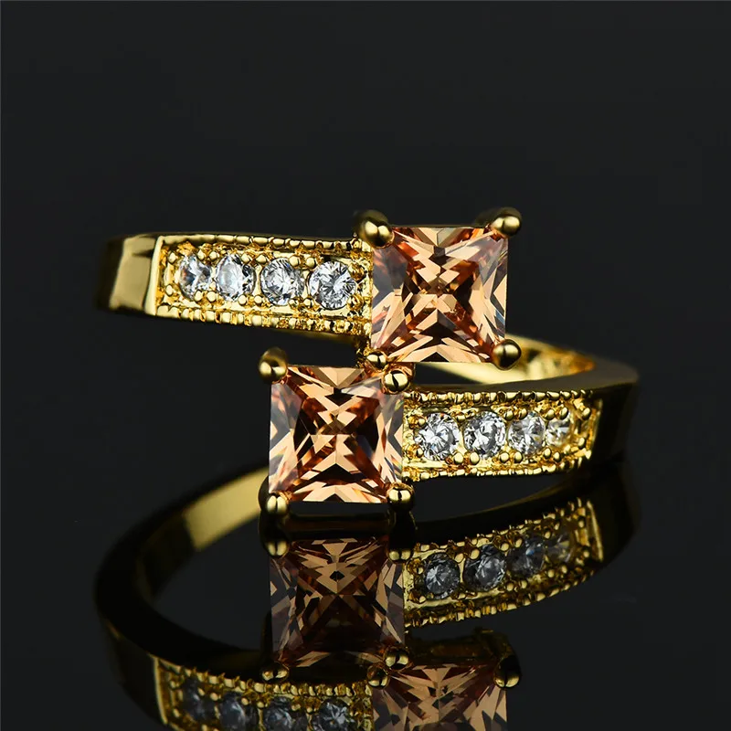 Маленькие квадратные кольца цвета желтого золота с цирконом шампанского для