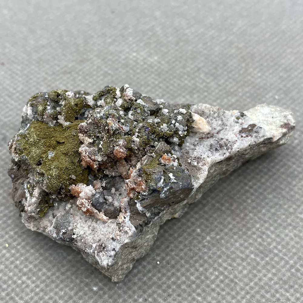 

110 g Natural red crystal and pyrite symbiosis healing crystal