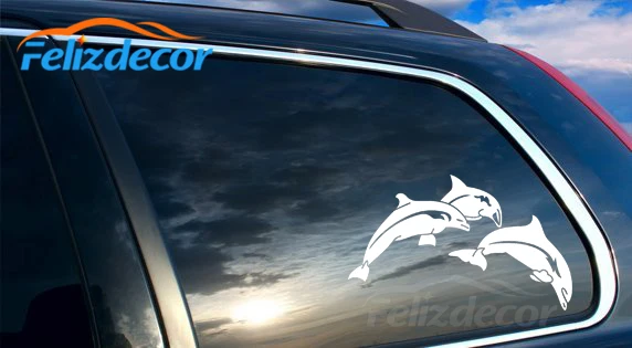 Три милых маленькие дельфины выполняют виниловые наклейки на автомобиль для