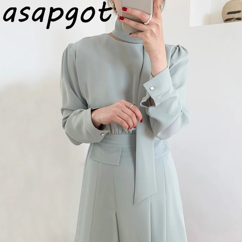 Минималистское приталенное плиссированное платье миди с круглым вырезом и