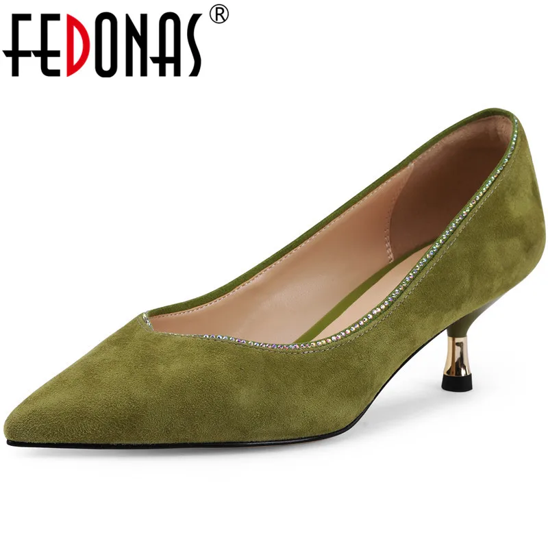Женские замшевые туфли FEDONAS лодочки с острым носком и жемчугом для вечеринки на