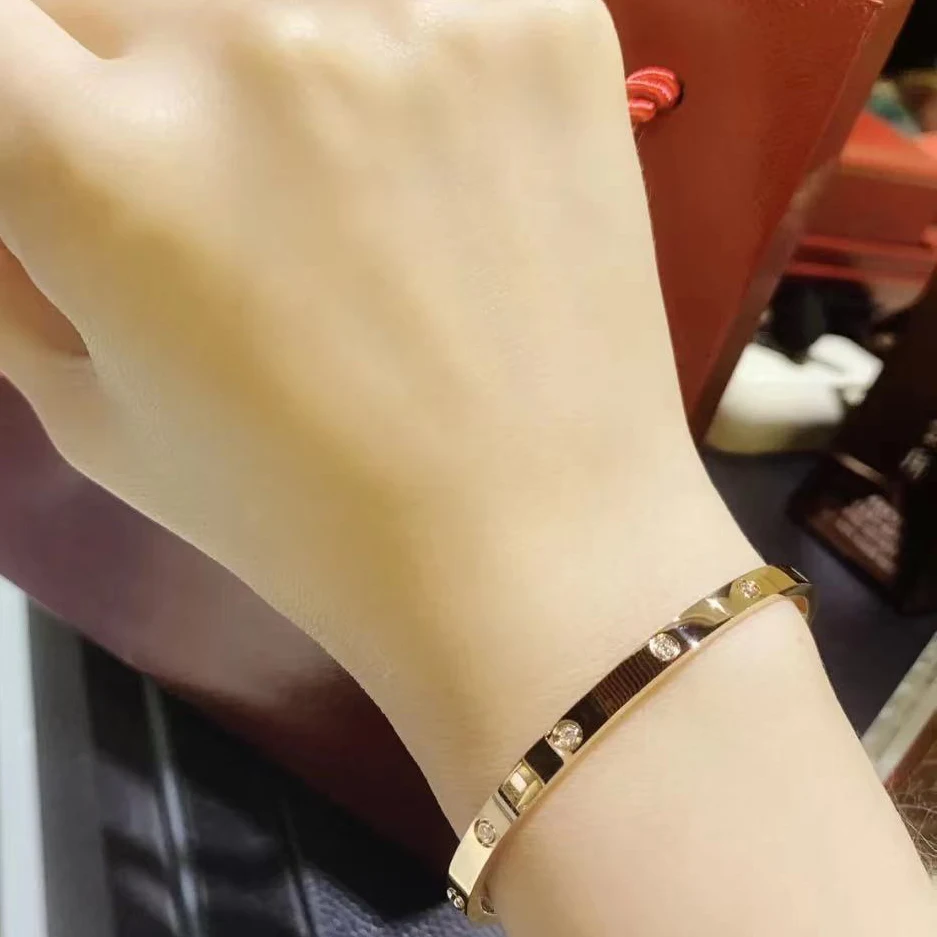 

2021 symbol of love high quality couple bracelet fashion trend brand free jewelry gift box