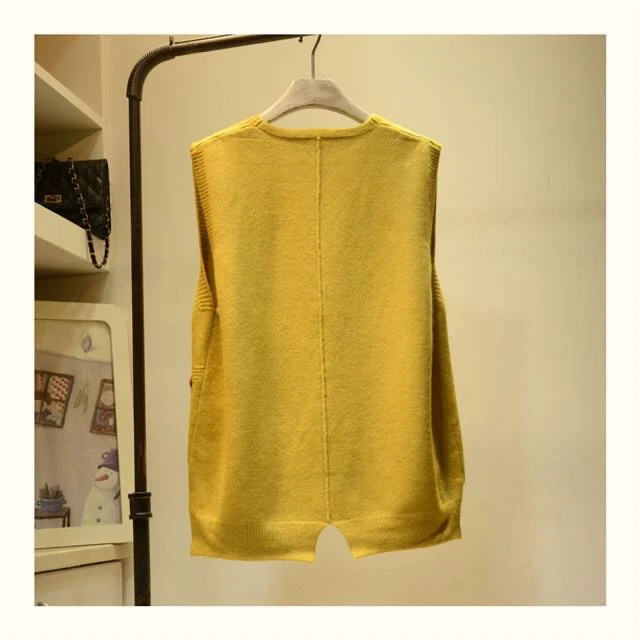 Женский трикотажный жилет с V-образным вырезом бежевая безрукавка свободного