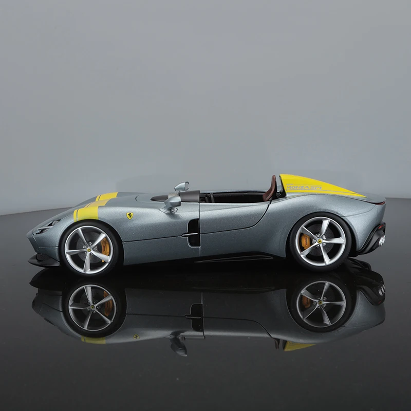 Модель автомобиля Bburago Ferrari Monza SP1 Roadster модель машины под давлением статическая из