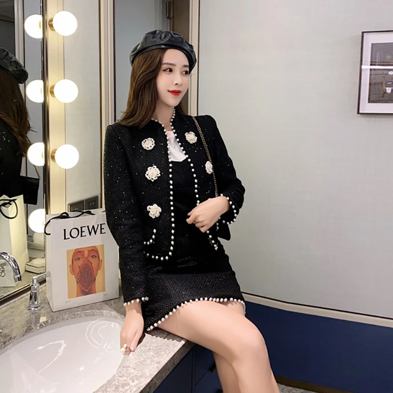 Черная твидовая куртка с бусинами и жемчугом осенне зимний подиумный костюм