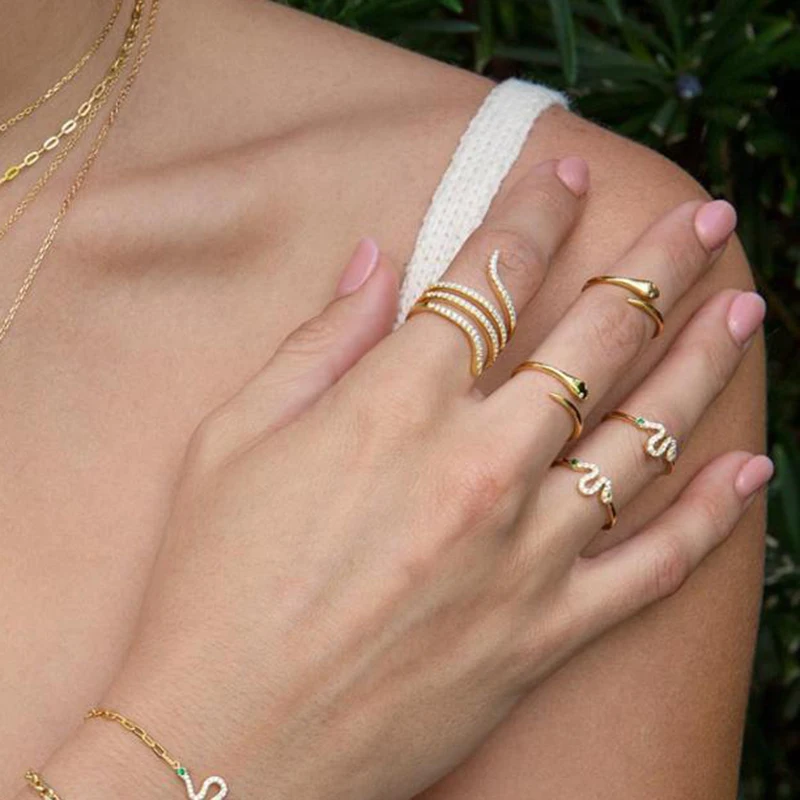 Женское кольцо с фианитом сверкающее на палец в форме змеи микрозакрепкой |