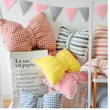 Подушка Детская в черно-белую полоску с бантом | Дом и сад