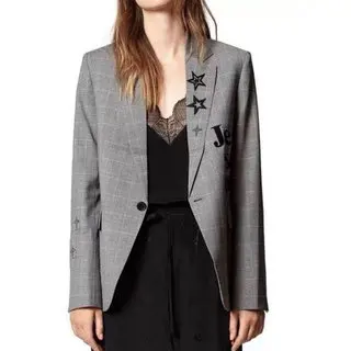 Женская серая куртка в клетку с вышитыми буквами на груди | одежда