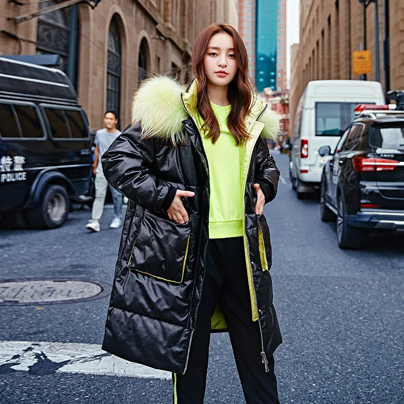 Женский пуховик из натуральной кожи с капюшоном и натуральным мехом енота